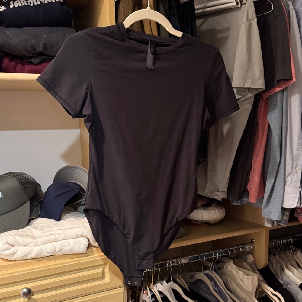 NWOT SKIMS Black Short Sleeve Bodysuit